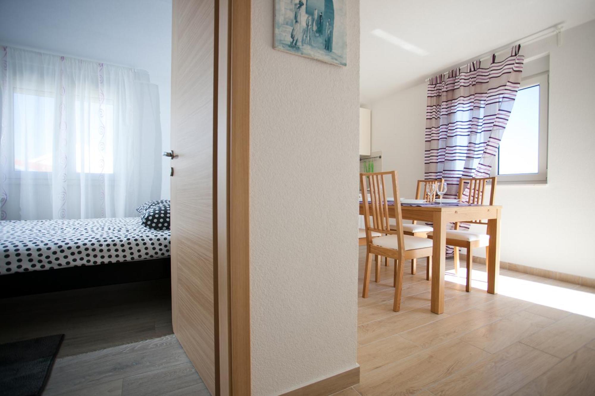 Apartments Medvid Trogir Ruang foto